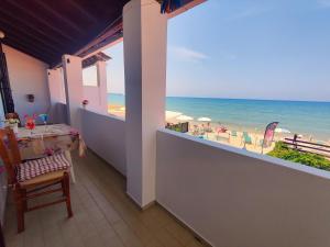 a balcony with a table and a view of the beach at Kostas Skondros Studio in Saoúli