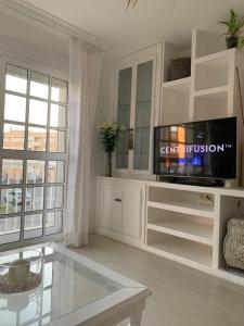 Televízia a/alebo spoločenská miestnosť v ubytovaní Casa luminosa