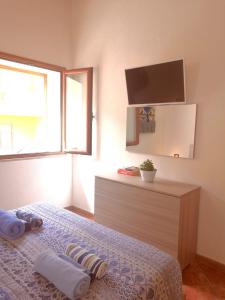 A bed or beds in a room at La Dimora