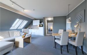 ダゲビュルにあるBeautiful Apartment In Dagebll With House Sea Viewのリビングルーム(ソファ、テーブル、椅子付)
