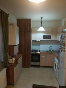 een keuken met een koelkast, een wasmachine en een droger bij Untold 2024 - 3-room apartment with garden for 6-8 person, 2 private parking in Cluj-Napoca