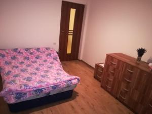 een slaapkamer met een bed, een dressoir en een deur bij Untold 2024 - 3-room apartment with garden for 6-8 person, 2 private parking in Cluj-Napoca