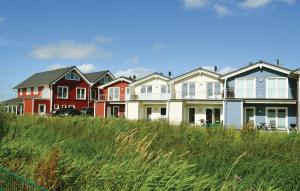 eine Reihe von Häusern am Strand mit Gras in der Unterkunft Ferienhaus K�stenweg E in Dagebüll