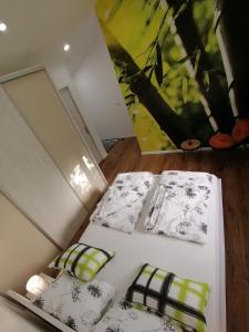 Een bed of bedden in een kamer bij Apartmani Kiko
