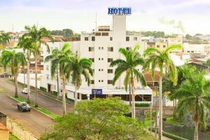 a building with a hotel sign on top of it at IPÊ PLAZA HOTEL LTDA in Itumbiara