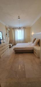 a large bedroom with a large bed and a window at ALANYA GOLD CİTY in Alanya