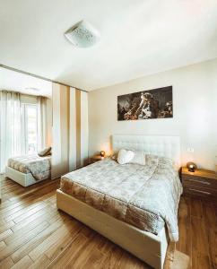 1 dormitorio con 2 camas y un cuadro en la pared en Affitta camere La Fenice di Folli Lorella, en Puegnago sul Garda