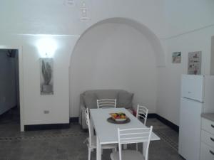 comedor con mesa blanca y sillas en CASA MARI, en Laterza