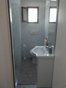 y baño con lavabo y aseo. en CASA MARI, en Laterza