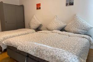 A bed or beds in a room at Beste Lage in Rostock: 2-Zimmerwohnung mit Balkon im 1.OG