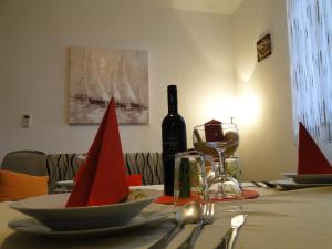 una mesa con servilletas rojas y una botella de vino en VEDRAN, en Labin 9 fotos más