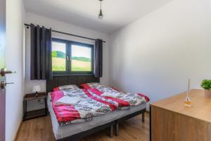 Posteľ alebo postele v izbe v ubytovaní Krościenko Grywałd Czorsztyn Apartamenty Frysiówka + 37 fotografií