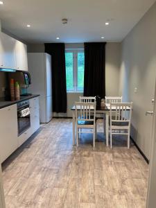 Kuchyň nebo kuchyňský kout v ubytování Sandnessjøen Overnatting