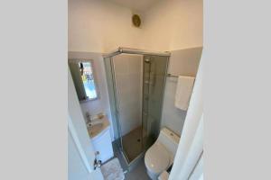 un bagno con doccia, WC e lavandino di Departamento en Zorritos 307 a Zorritos Altre 35 foto