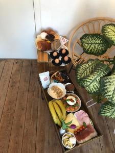 einem Tisch mit verschiedenen Frühstückslebensmitteln in der Unterkunft Lichtrijke loft bij restaurant Den Olifant in Ypern