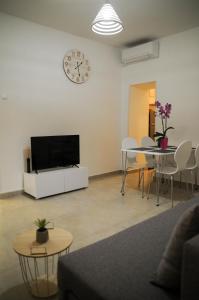 Μια τηλεόραση ή/και κέντρο ψυχαγωγίας στο Apartman Gulliver in the center, 10 meters from the sea with private parking in natural shade