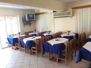 TV a/nebo společenská místnost v ubytování Andreolas Beach Hotel