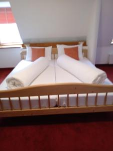 Posteľ alebo postele v izbe v ubytovaní Weisskugel gasthof