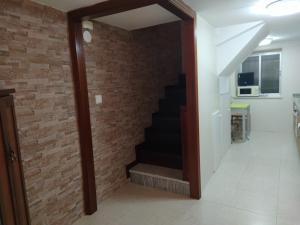 eine Treppe in einem Zimmer mit Ziegelwand in der Unterkunft O Porto Mariñeiro in Cillero