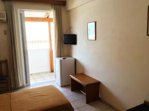 TV a/nebo společenská místnost v ubytování Andreolas Beach Hotel