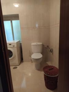 ein Badezimmer mit Toilette und Waschmaschine in der Unterkunft O Porto Mariñeiro in Cillero + 6 Fotos