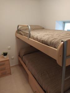 ein Schlafzimmer mit zwei Etagenbetten in einem Zimmer in der Unterkunft O Porto Mariñeiro in Cillero