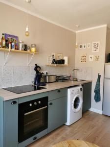 a kitchen with a stove and a dishwasher at Toulon centre ancien proche gare et départ Corse- 5 pers - FREEWIFI - AC in Toulon