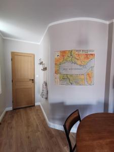 a room with a map on the wall next to a door at Toulon centre ancien proche gare et départ Corse- 5 pers - FREEWIFI - AC in Toulon