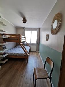a bedroom with two bunk beds and a chair at Toulon centre ancien proche gare et départ Corse- 5 pers - FREEWIFI - AC in Toulon