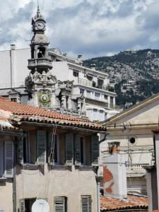 a building with a clock tower on top of it at Toulon centre ancien proche gare et départ Corse- 5 pers - FREEWIFI - AC in Toulon