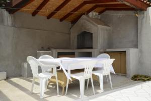 a white table and white chairs in a kitchen at Apartment Bella Vista in Korčula