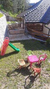 Herní místnost nebo prostor pro děti v ubytování Apartman Sunčana dolina, Zaovine