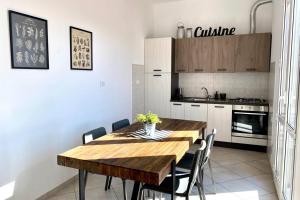 - une cuisine avec une table et des chaises en bois dans la chambre dans l'établissement Borgio Verezzi, Mare, Natura e Relax, à Borgio Verezzi