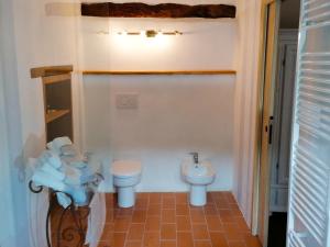 baño con 2 aseos y lavamanos en La Chouette, en Pieve di Teco