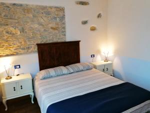 1 dormitorio con 1 cama y 2 mesitas de noche en La Chouette, en Pieve di Teco