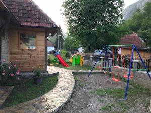 Otroško igrišče poleg nastanitve Planinski biser Mokra Gora