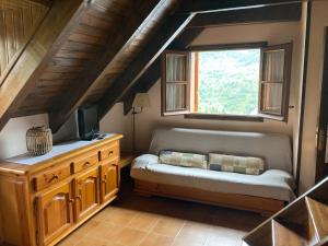 a small room with a bench and a window at Casa Planominguero in Taull
