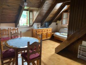 a room with a table and chairs and a bedroom at Casa Planominguero in Taüll