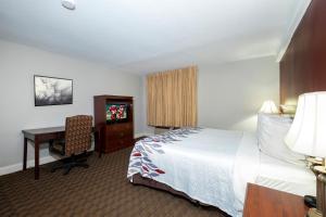 En eller flere senger på et rom på Red Roof Inn & Suites Hazleton