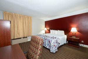 En eller flere senger på et rom på Red Roof Inn & Suites Hazleton