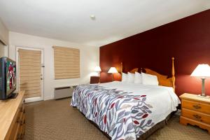 En eller flere senger på et rom på Red Roof Inn & Suites Hazleton