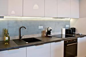 Kuchyňa alebo kuchynka v ubytovaní Marina Mokotow P&O Serviced Apartments