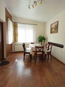 a dining room with a table and chairs at Domek wypoczynkowy Szczyrk Centrum - Twój Domek in Szczyrk