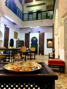 a dining room filled with tables and chairs at Riad Zahraa Al Ismailia in Meknès