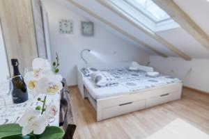 a bedroom with a bed and a table with flowers at Apartment light in Pula in Pula