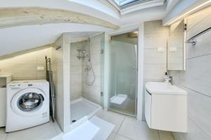 a bathroom with a washing machine and a shower at Apartment light in Pula in Pula