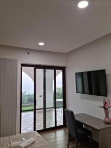 Televízia a/alebo spoločenská miestnosť v ubytovaní Qvattro stagioni panoramic suites