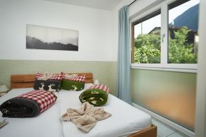 ein Schlafzimmer mit einem Bett mit Kissen und einem Fenster in der Unterkunft Freestyle Apartment in Sautens