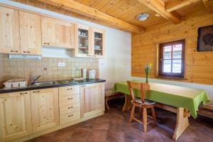 Kuchyň nebo kuchyňský kout v ubytování Cottages Kravanja