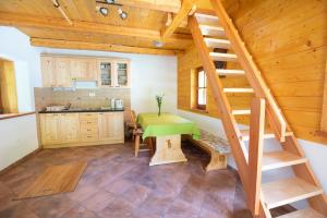 Kuchyň nebo kuchyňský kout v ubytování Cottages Kravanja